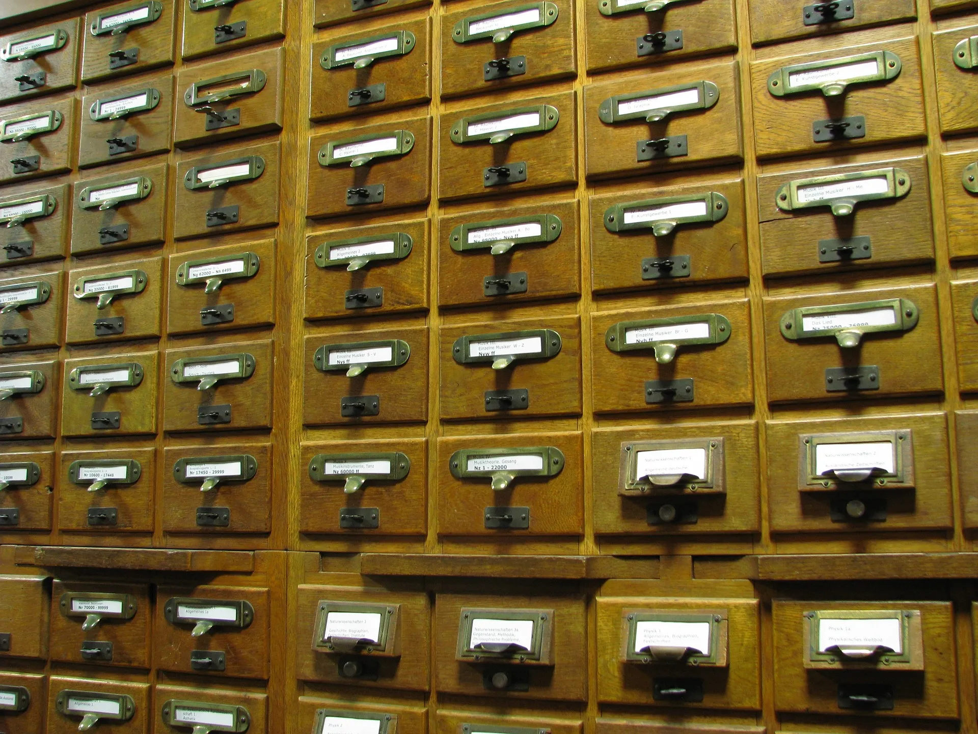 Warum stellen ungenutzte Accounts (sogenannte digitale Karteileichen) ein großes Cyber-Risiko dar?
