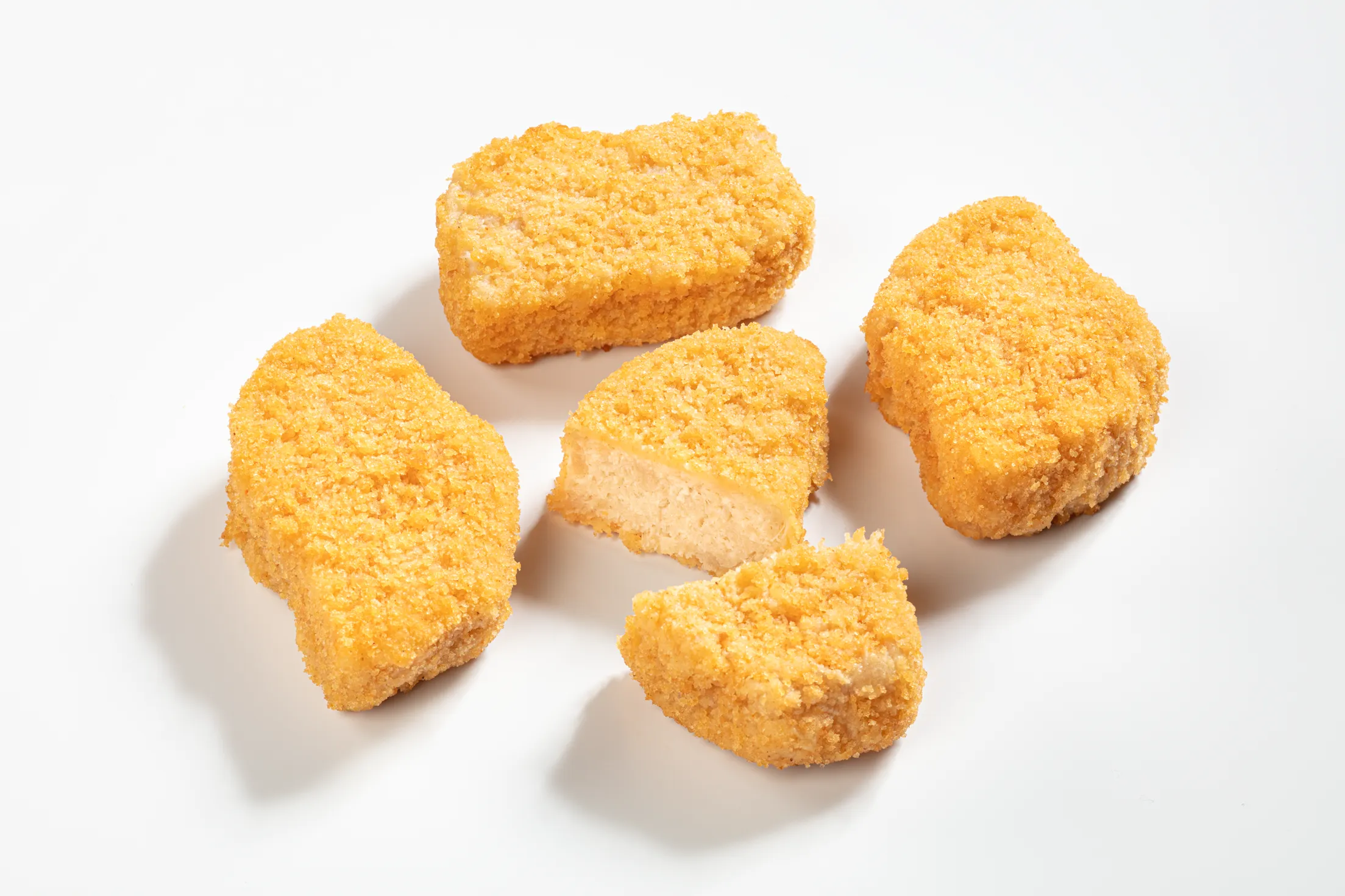 ✓ Vegan poultry meat substitute formed, breaded and deep-fried
✓ Gentle portioning and separation process for top-quality product