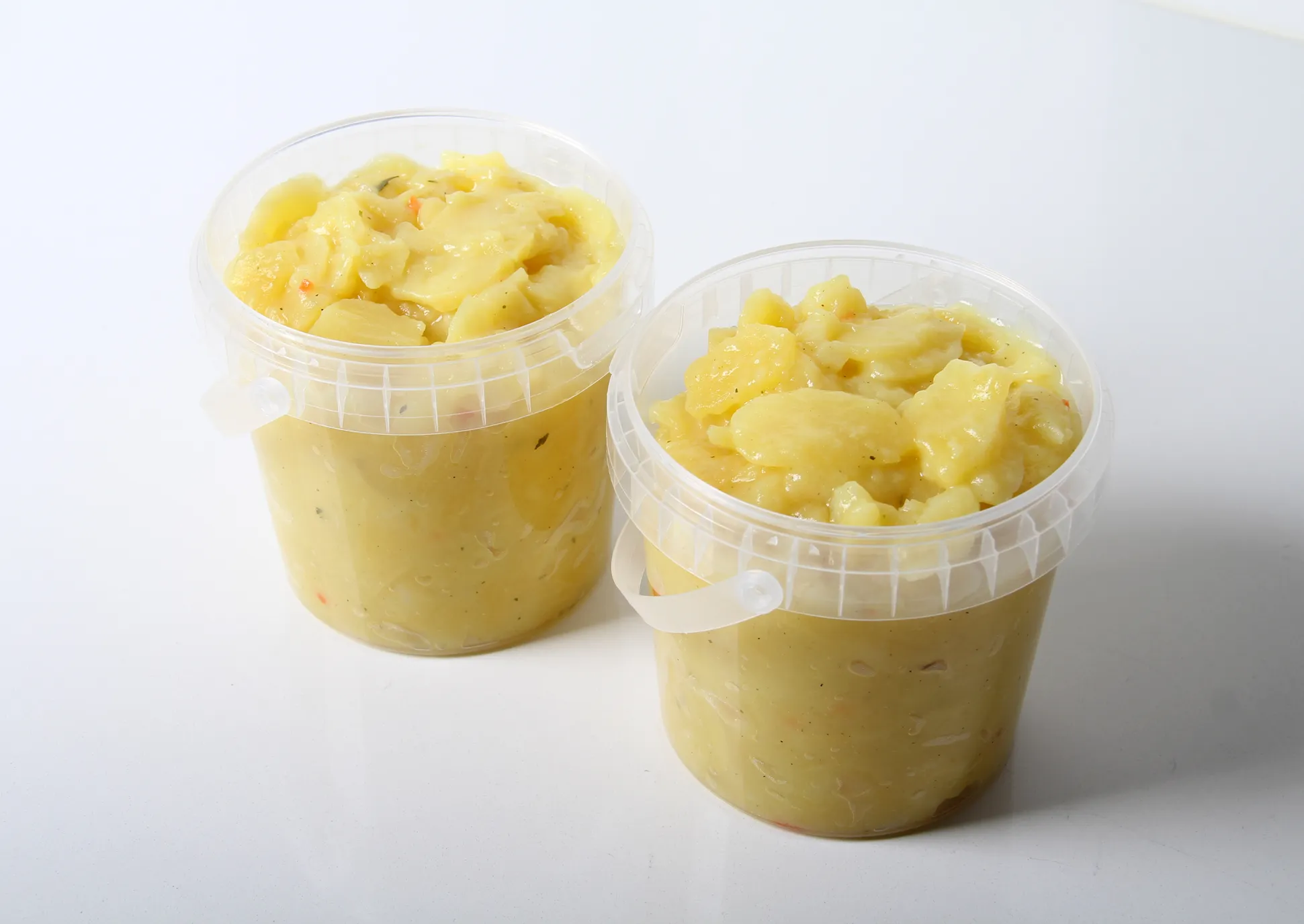 Precise dosing of a wide variety of fill masses, including thin liquids or solid masses with inserts, into containers